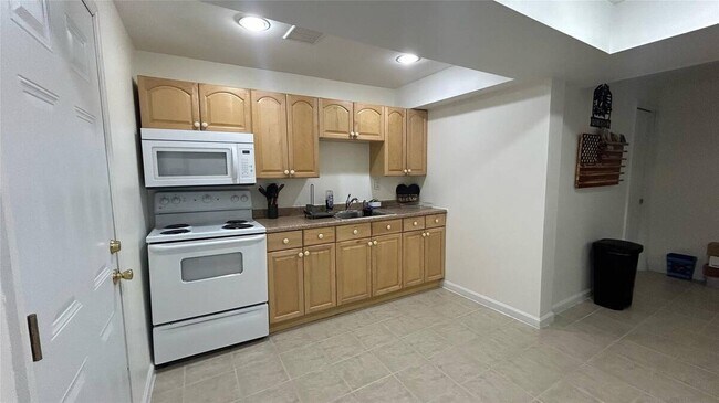 Building Photo - 23 Sommerset Dr