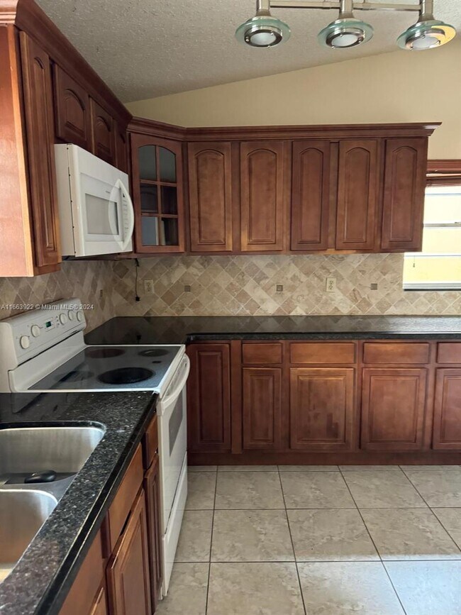 Building Photo - 3165 W 73rd Pl