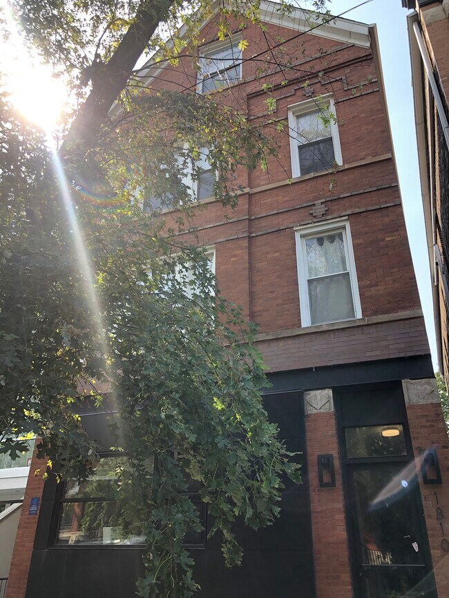 Building Photo - 1810 N Paulina St