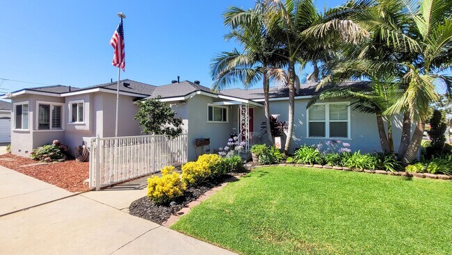 Building Photo - Coming Soon! 3 Bed 1.5 Bath House with Pool!