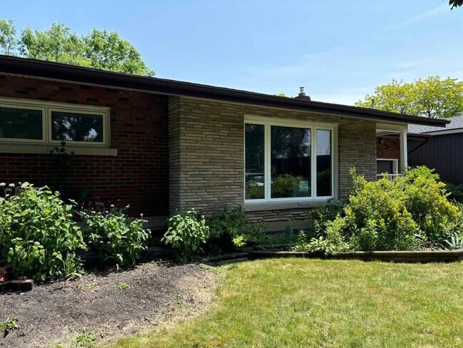 Photo du bâtiment - Newly Renovated, Spacious Main-Floor Unit ...