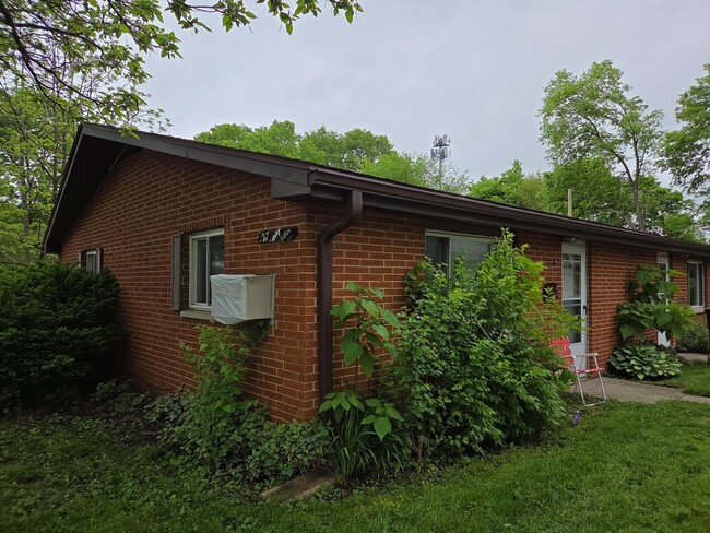 Building Photo - 27 W Parkwood Dr