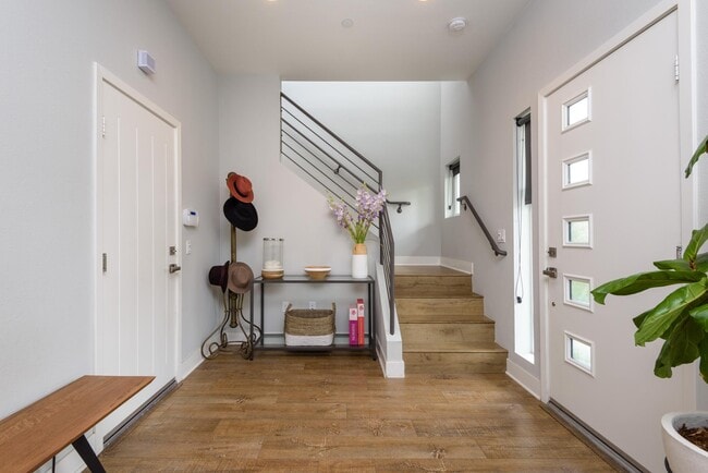 Building Photo - 2753 Waverly Dr