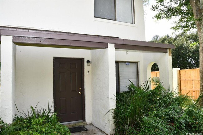 Building Photo - 2635 SW 35th Pl