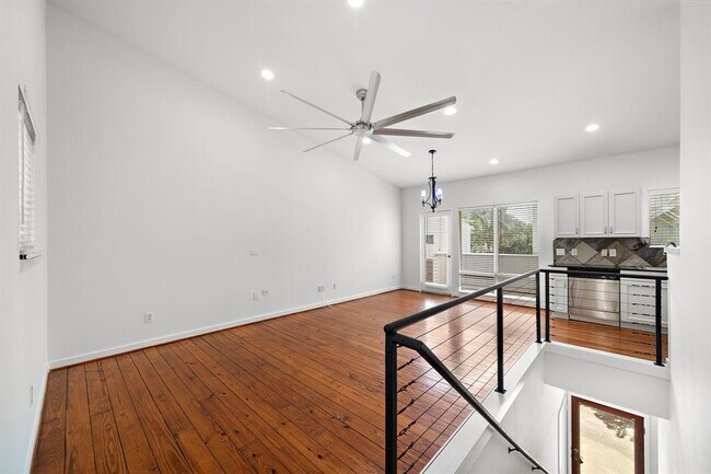 Foto del edificio - 5920 Fairdale Ln