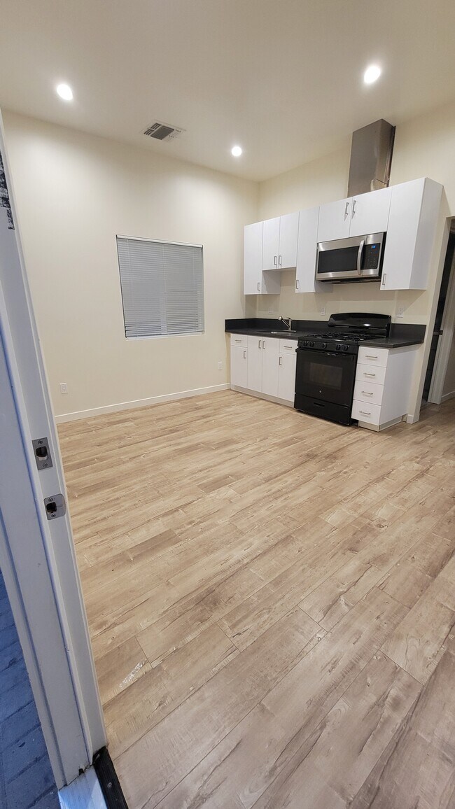 Unidad B - 7415 Beckford Ave