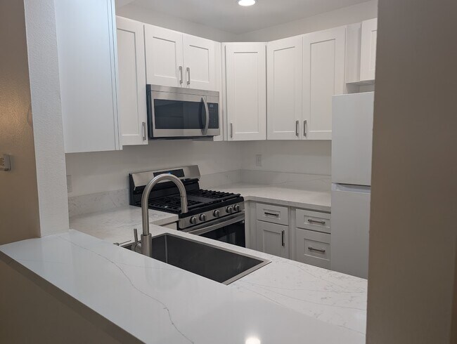 Building Photo - 24121 Del Monte Dr.