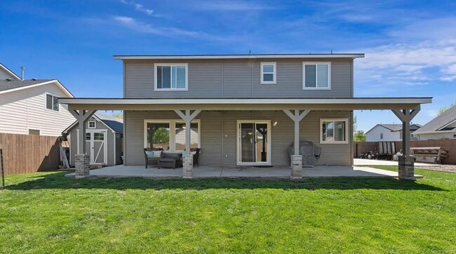 Building Photo - This home has it all!