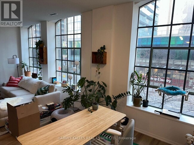 Building Photo - 832 Bay St.