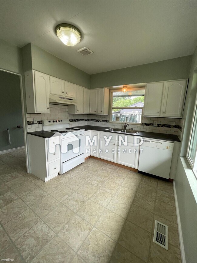 Building Photo - 2 br, 1 bath House - 1013 10th St