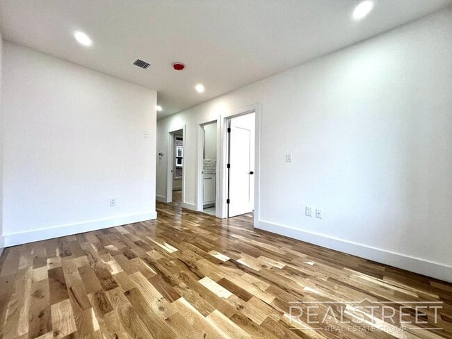 Building Photo - BRAND NEW 4 Bed 3 Bath + W/D & DW in unit