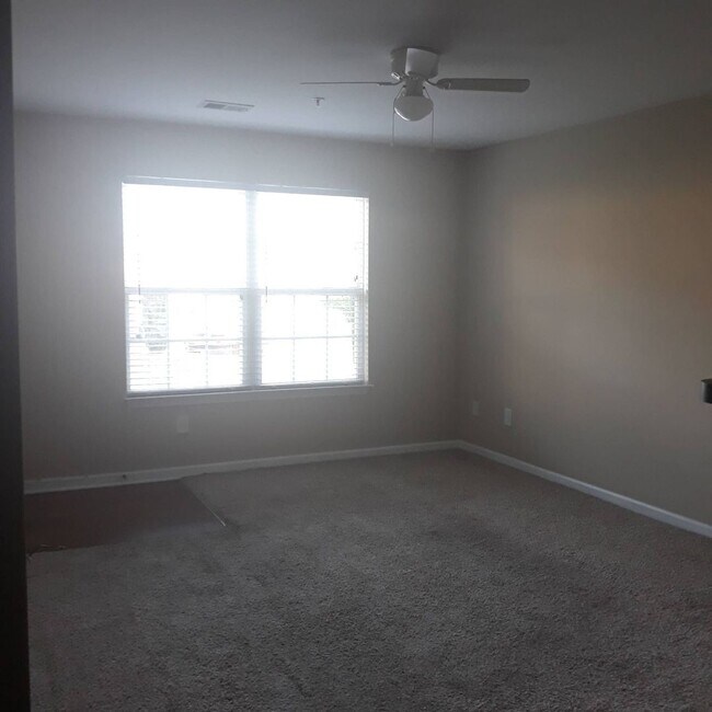 Building Photo - 1 BEDROOM - 1 BATH 1st FLOOR CONDO - Prop....