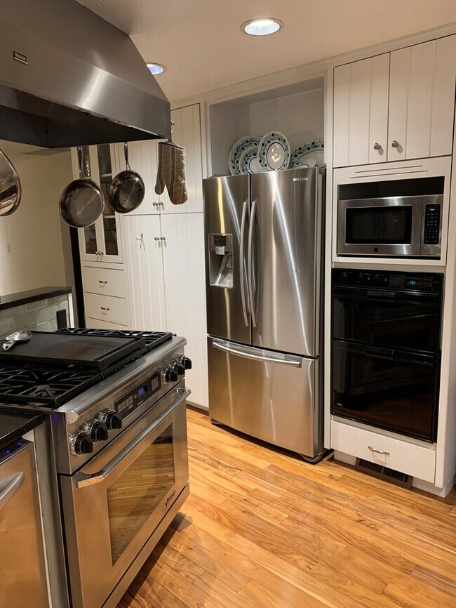 Foto del edificio - Spacious 4- Bed Home in Rivergrove Featuring 4-Car Garage, RV Parking, Fenced Yard, Minutes from ...