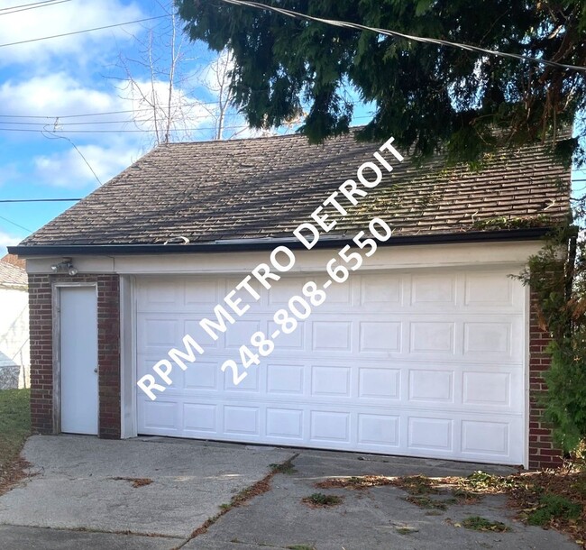 Building Photo - Brick Bungalow in Detroit