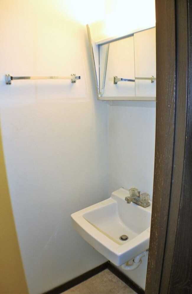 Building Photo - $1,250 | 2 Bedroom, 2.5 Bathroom House | P...