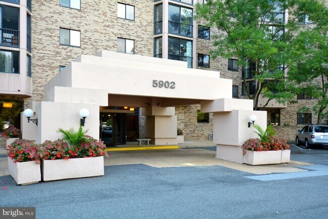 Foto del edificio - 5902 Mt Eagle Dr