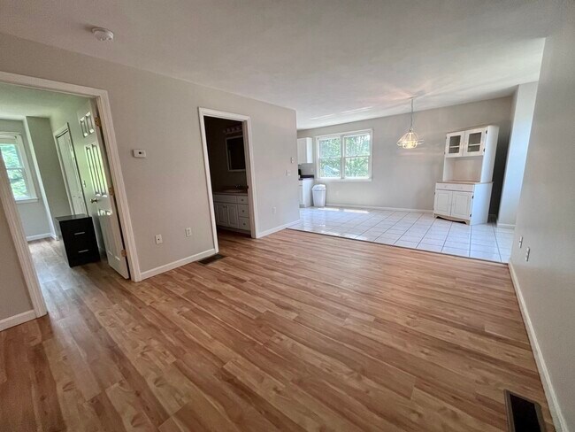 Foto del edificio - 139 Forge Village Rd