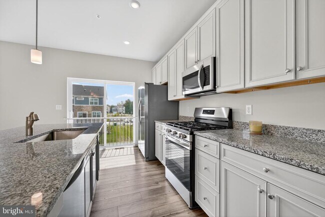 Building Photo - 10898 Drummond Pl