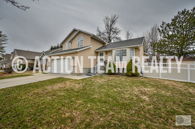 Building Photo - Single Family Home in Sandy!