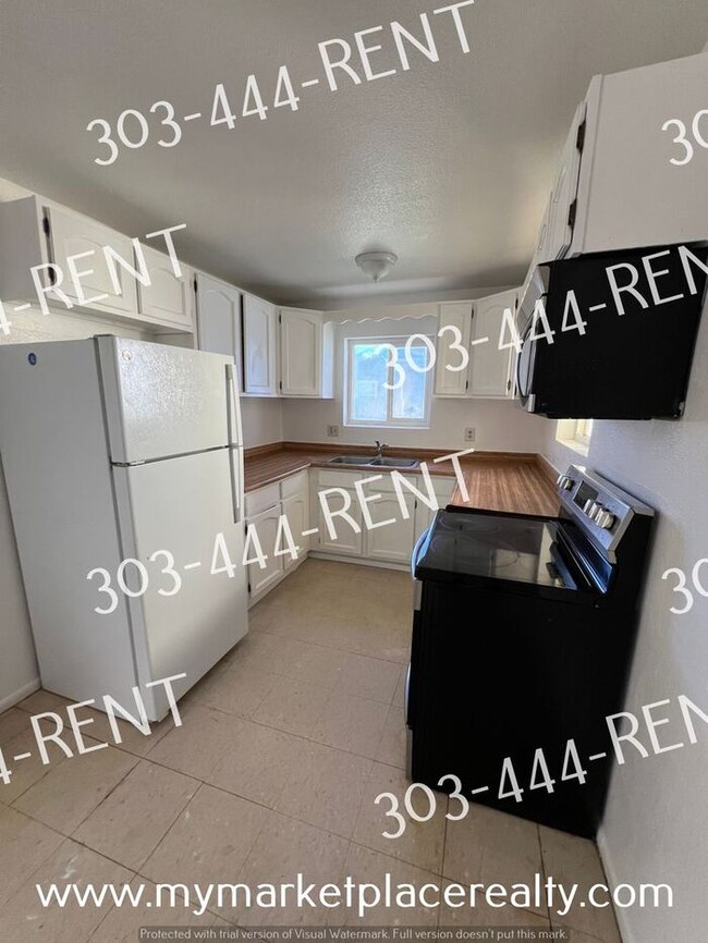 Building Photo - Quaint 3 Bedroom in Denver!