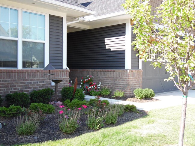 Building Photo - 302 Curtiss Ln