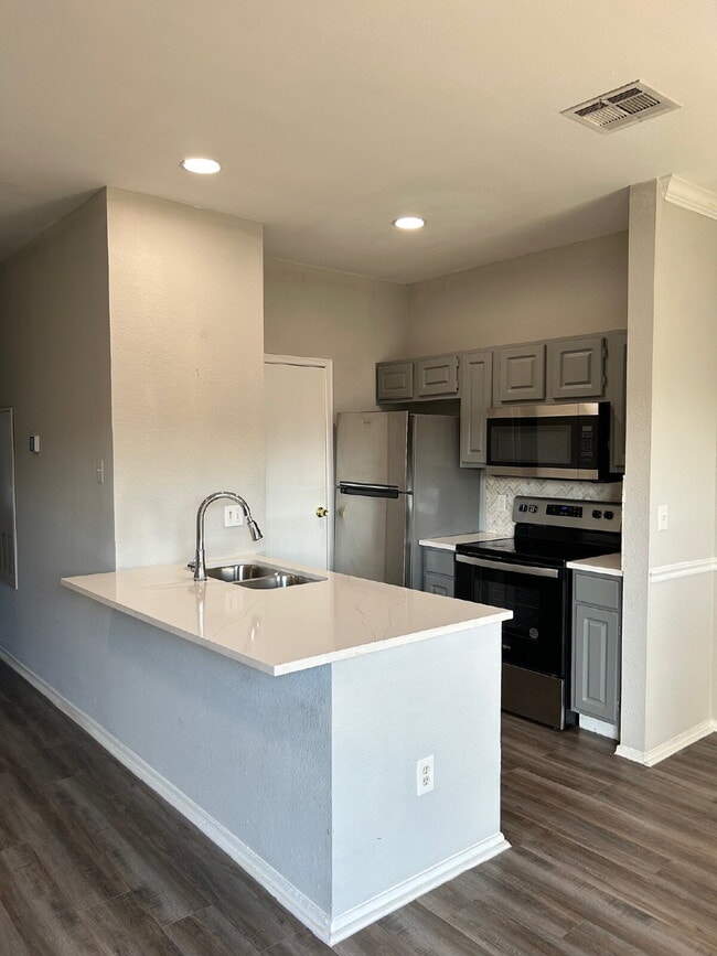 Foto del edificio - Updated 2 Bed/2 Bath North Austin Condo with Rare Greenbelt Views