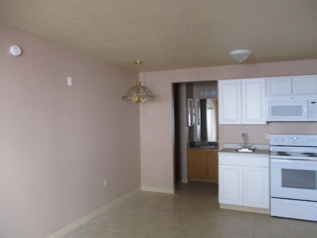 Building Photo - Studio Condo- Smokey Lane (Lower Unit)