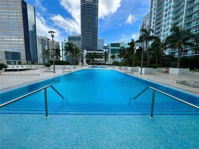 Building Photo - 950 Brickell Bay Dr