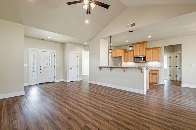 Building Photo - Beautiful 3 Bedroom Home Nestled in Paradise! Available Early September!