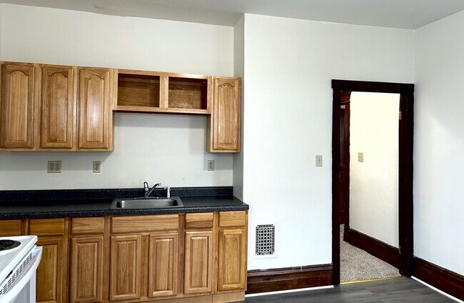 Building Photo - Recently Updated first floor apartment within walking distance to Main St  Grove City !