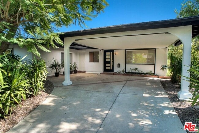 Foto del edificio - 23744 Hartland St