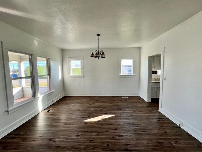 Building Photo - 2907 W 7th Ave