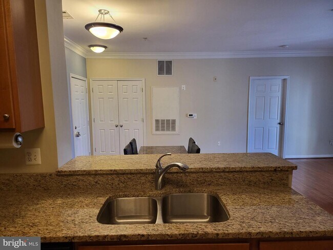 Foto del edificio - 4850 Eisenhower Ave