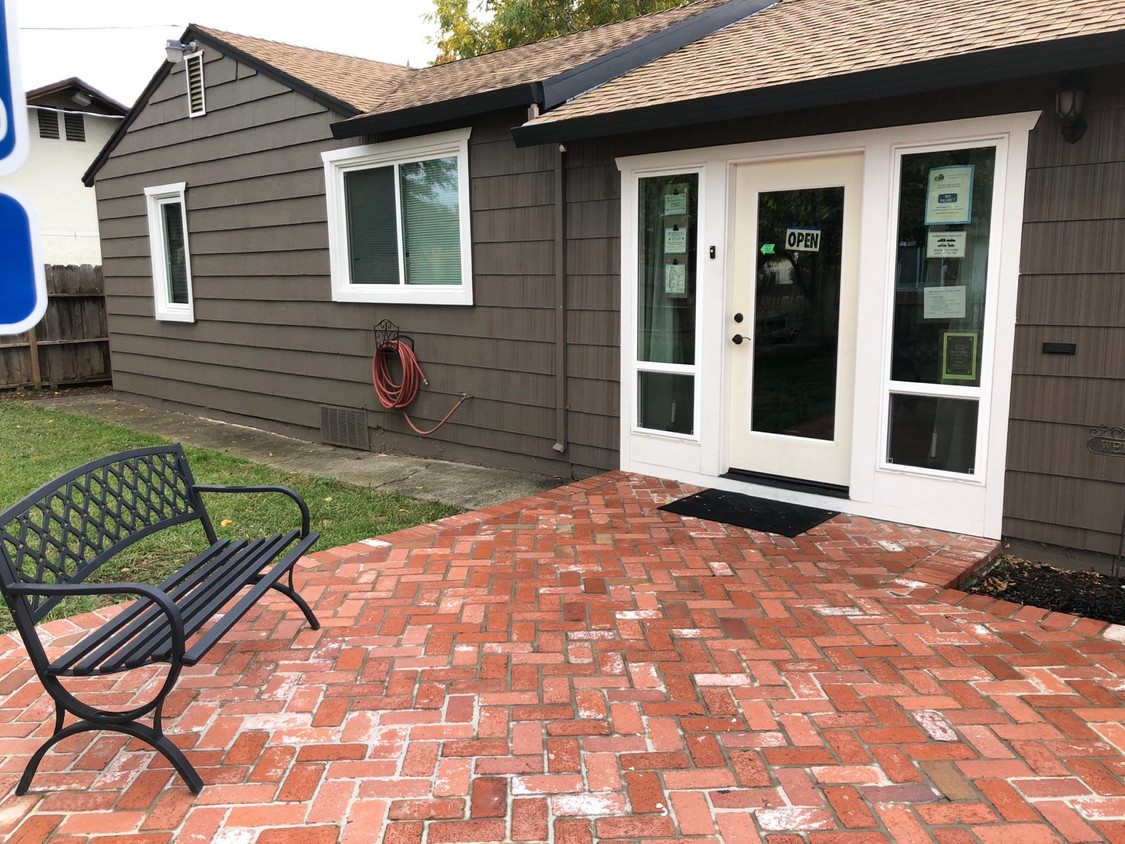 Leasing Office Entrance - 1419 Alamo Dr