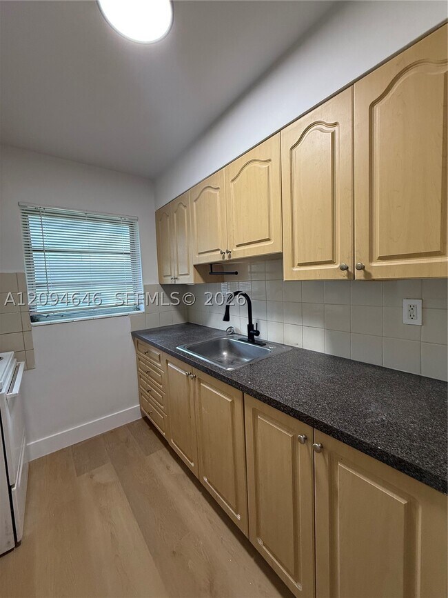Foto del edificio - 2450 NE 188th St