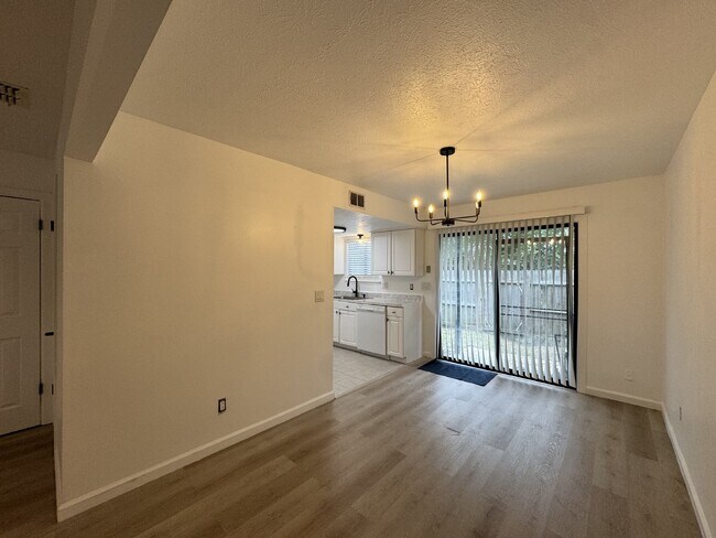 Foto del edificio - 2 Bedroom 1.5 bath Townhome - just RENOVATED