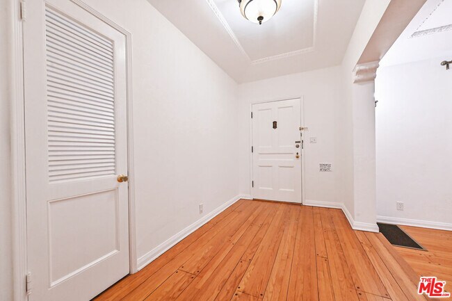 Foto del edificio - 361 N Mansfield Ave