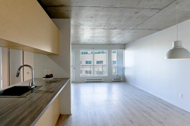 Building Photo - 325 Rue Saint-Vallier E