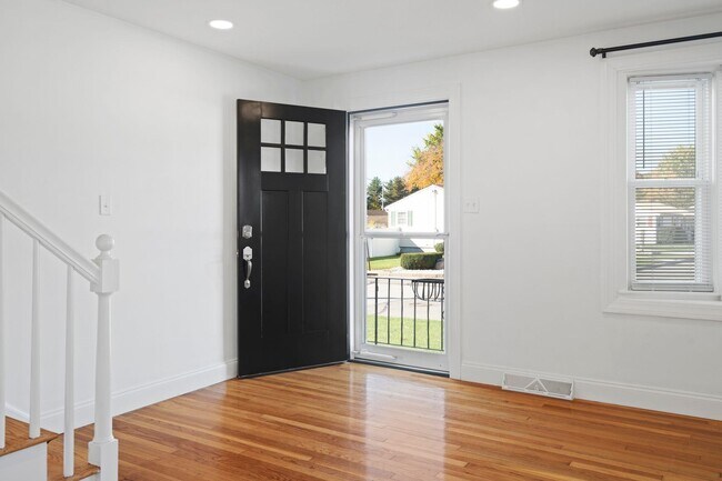 Building Photo - 210 Roysan St