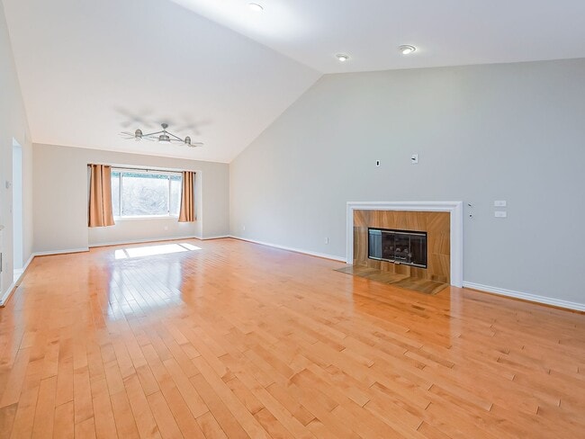Building Photo - AVAILABLE NOW! Fully Upgraded 3-Bed Farmington Hills Home!
