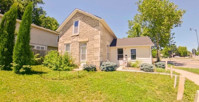 Building Photo - 402 Bluemont Ave