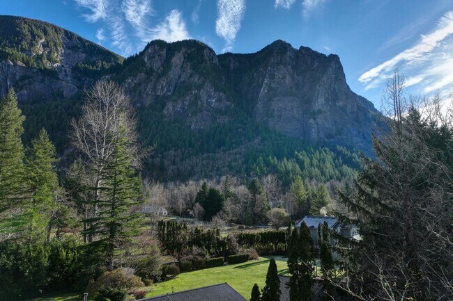 Building Photo - 3bd/2ba North Bend House
