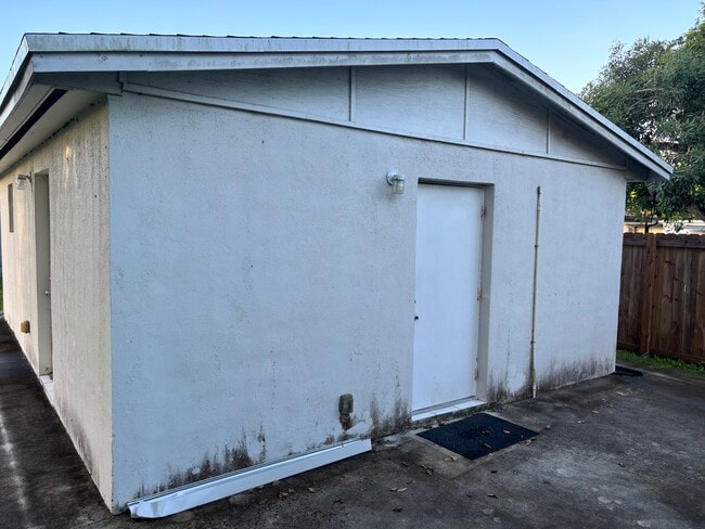 Building Photo - 6700 SW 40th St