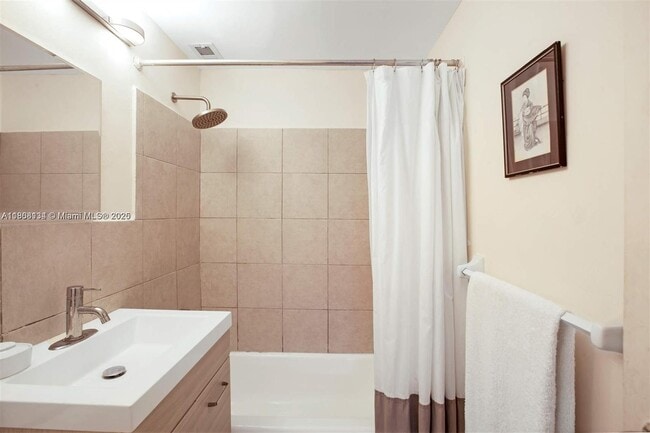 Foto del edificio - 880 NE 69th St