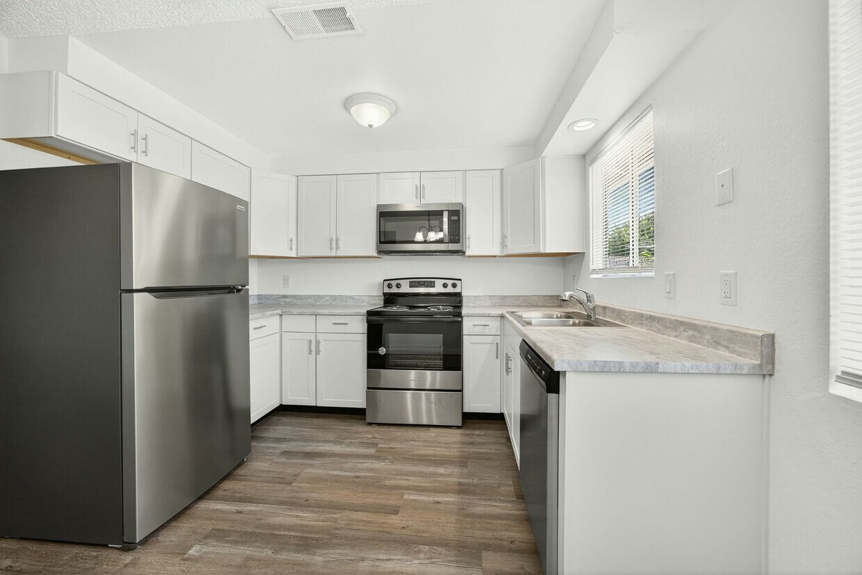 Foto principal - Modern 2-Bedroom Duplex with New Kitchen &...