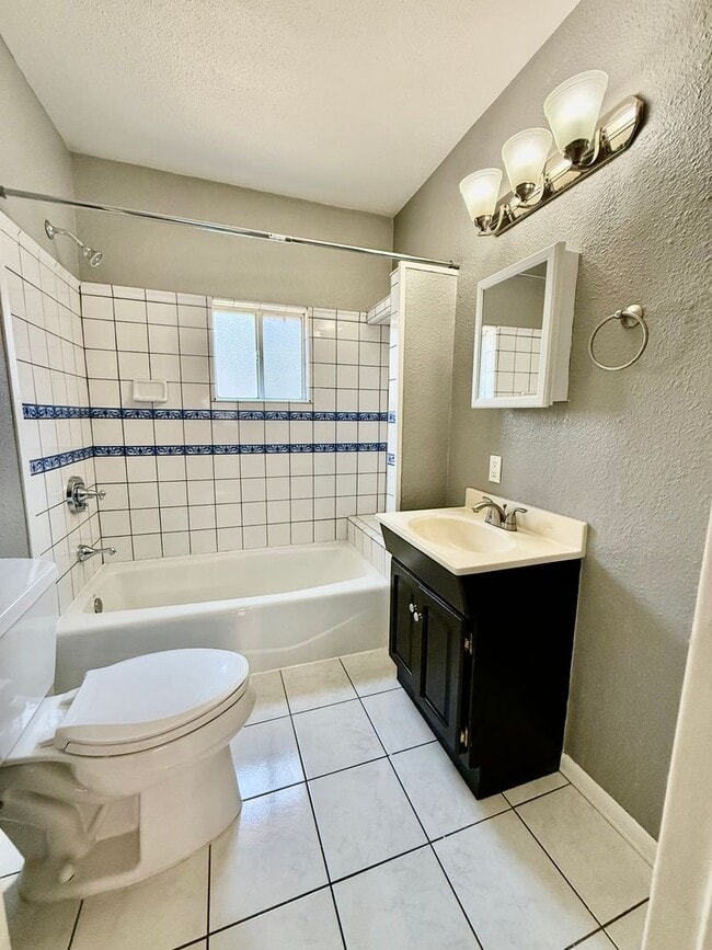 Foto del edificio - Old home that updated available NOW