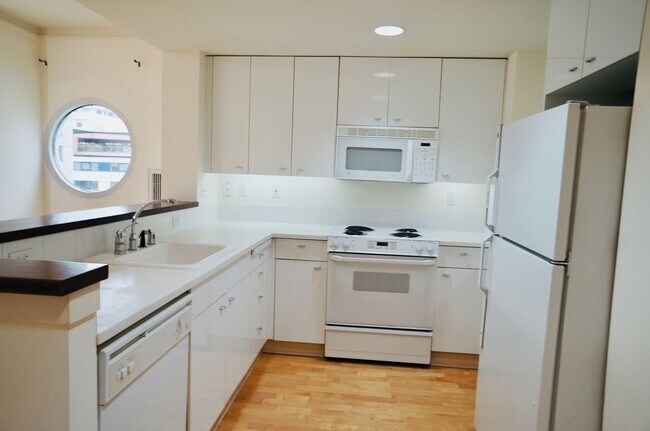 Foto del edificio - Excellent South Beach Location-1 Bed/1 Bath in Amenity Building with W/D & Garage Parking!