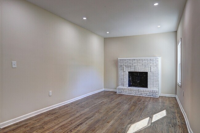 Building Photo - 810 Commodore Dr NW