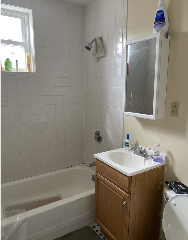 Building Photo - 227 Roxbury St