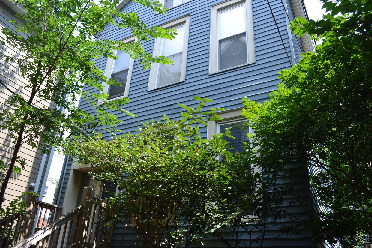 Foto principal - 2841 N Racine Ave